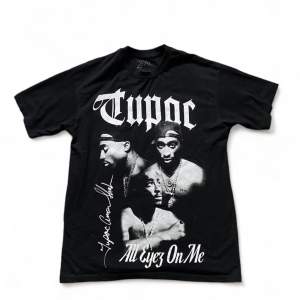 En svart tupac t-shirt, aldrig använd, ny pris 298kr.