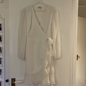 Studentklänning   - Säljer studentklänning i storlek 36, bara använt en gång. Jätte fin passform och med knyte i midjan🥰