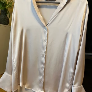 Beige blus  - Glansig beige blus från Zara med knappar. Aldrig använd. Storlek XS 