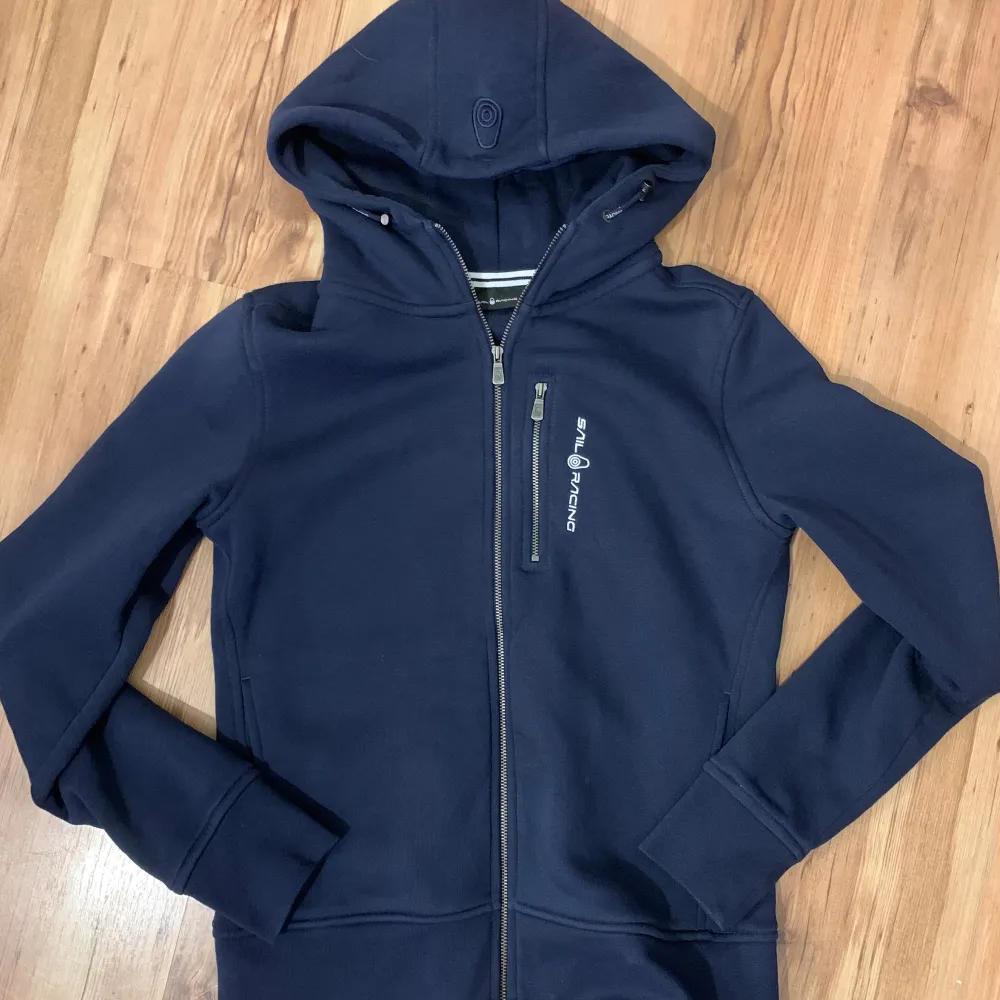 säljer denna superfina zip hoodie ifrån sail racing. använd 1 gång och nyskick, storlek M men passar för S också🤍. Hoodies.