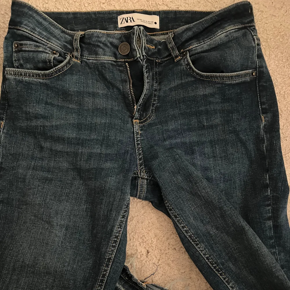 Säljer dessa lågmidjade jeans från zara då de ej kommer till användning . Jeans & Byxor.