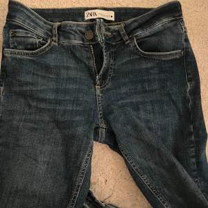 Säljer dessa lågmidjade jeans från zara då de ej kommer till användning 
