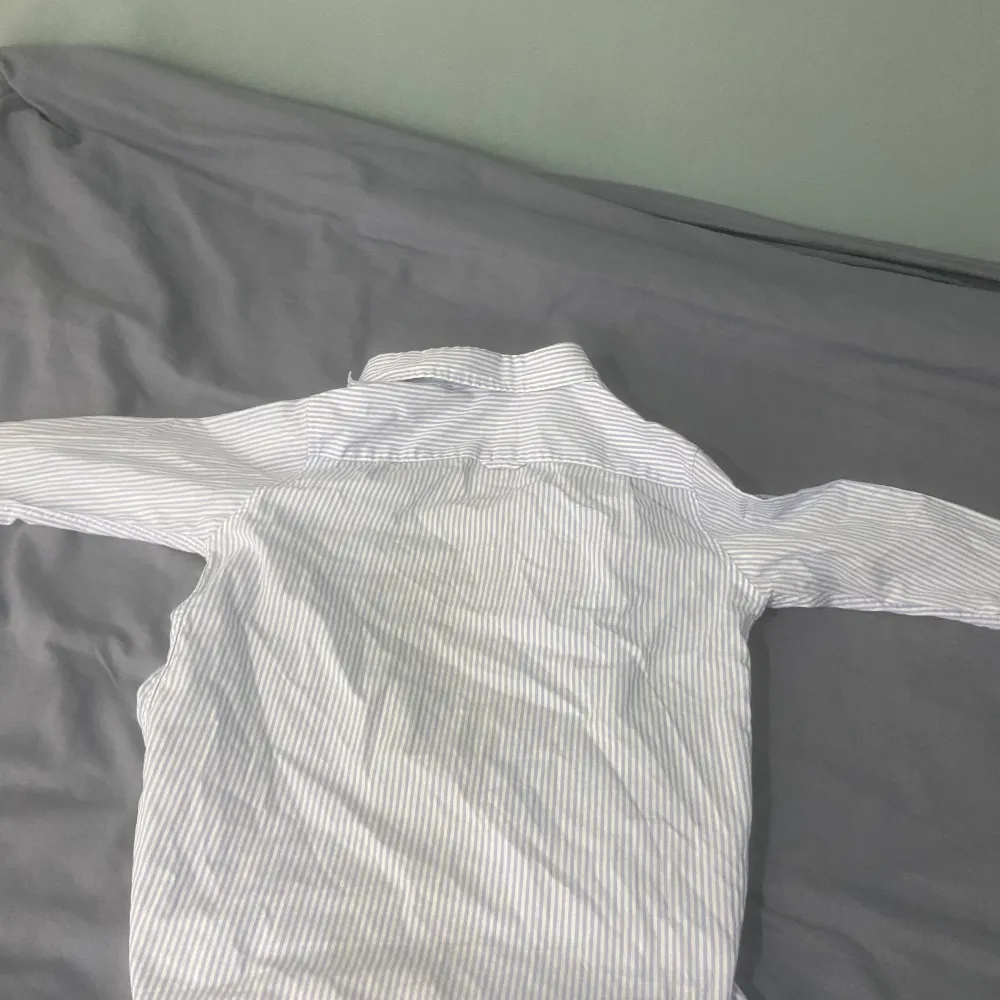 Jag säljer den här skit snygga gant skjortan med väldigt skönt material.jag säljer den pågrund av att den har blivit för liten. Storlek:134/140 9-10y. Skjortor.