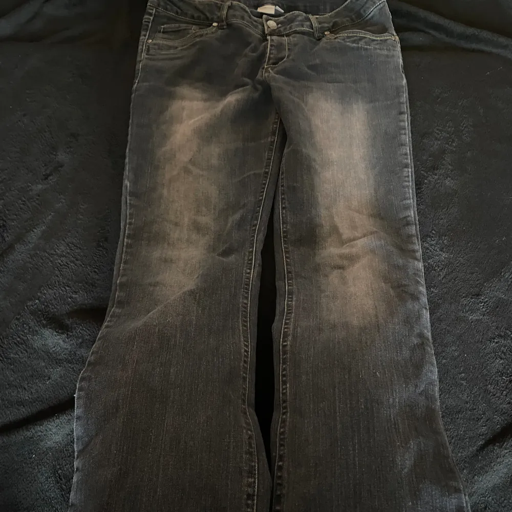  Feta jeans med cool tvätt är typ baggy/ bootcut inte så mycket anmärka på älskar detaljerna  tryck gärna på köp nu💕. Jeans & Byxor.