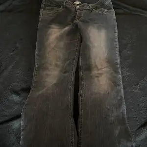  Feta jeans med cool tvätt är typ baggy/ bootcut inte så mycket anmärka på älskar detaljerna  tryck gärna på köp nu💕