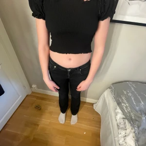 Topp - En svart topp från Shein då det inte är min stil, köpt för 100 kr och knappt använd