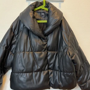 Pufferjacka - Svart croppad pufferjacka från zara i helt nytt skick. 