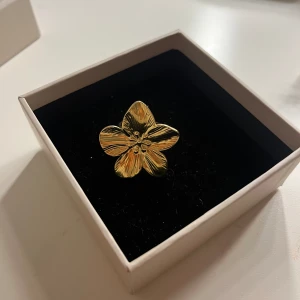 Blommring  - Super fin ring, köpt för 120kr💗 