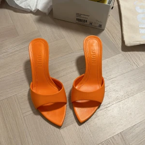 Kitten heels - Säljer detta såå coola oranga klackarna i äkta läder från 3 juin❤️ endast testade, köpta för 3990kr