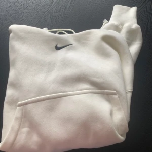 Nike tröja  - En Nike tröja som aldrig är använd storlek xs men är ganska stor i storleken.orginal pris är ungefär 800kr 
