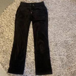 Jucy Couture byxor - Säljer mina svarta jucy couture byxor då dom inte kommer till användning. Byxorna är i fint skick då dom knappt använts. Ena metall biten på snörena saknas, där av priset. hör av dig för  mer information. Priset kan diskuteras❤️💞