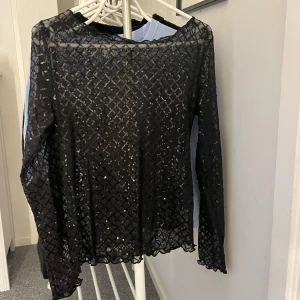 Festtopp - Jättefin mesh topp med glitter, köpt på nakd i vintras och endast använt fåtal gånger.