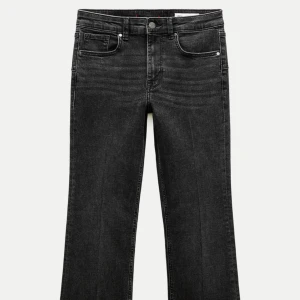 Zara jeans - Säljer ett par helt nya Zara bootcut jeans i storlek 40💗💗 fick hem dem och de var förstora för mig i midjan💗 lapparna sitter kvar på och byxorna är endast testade på💗💗