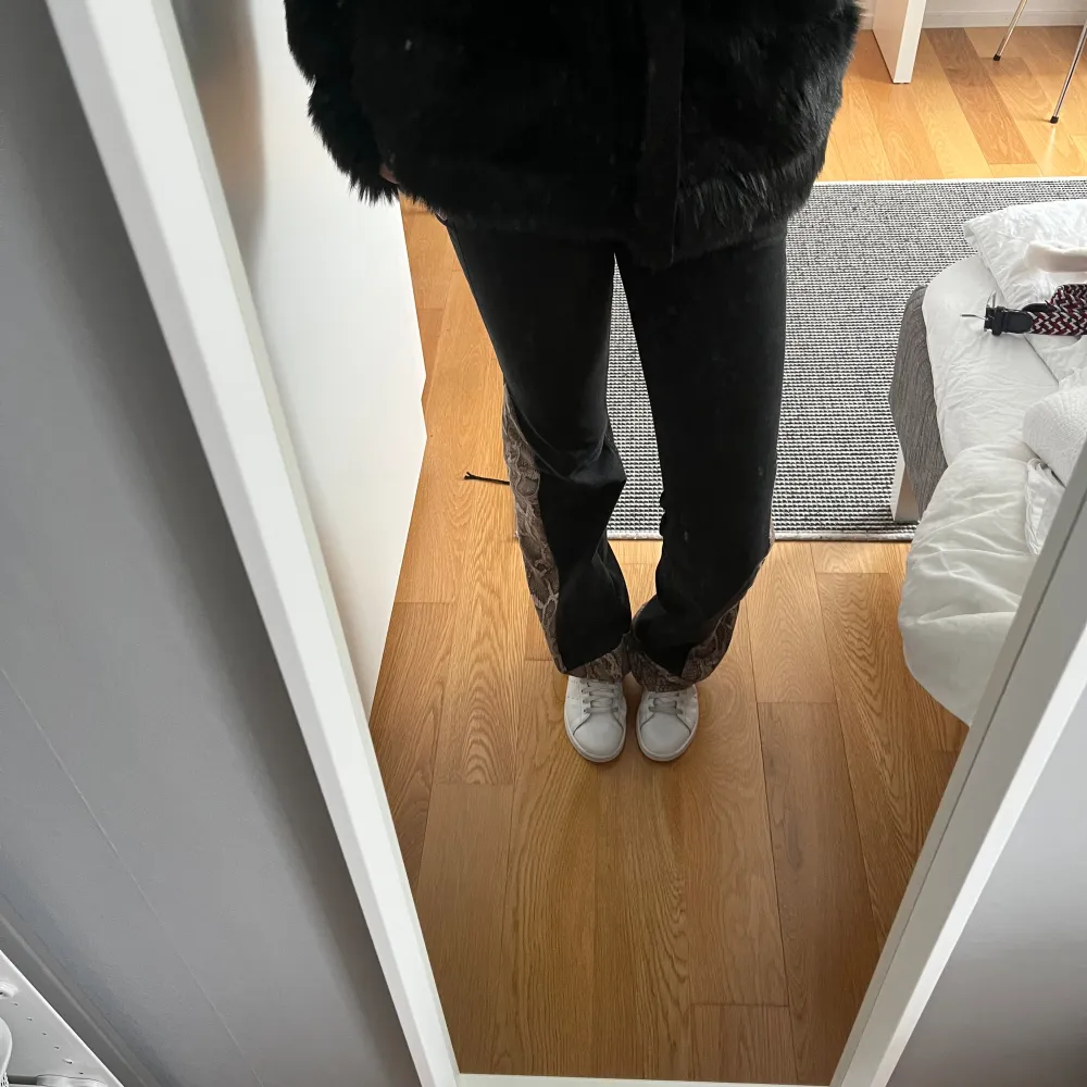 Sååå coola jeans som jag har sytt om själv. De svarta jeansen är från lee frön börja, storlek s. Väldigt långa i benen passar de som är 180 cm långa som jag själv men de går också att klippa av om man vill ha de kortare😊😊. Jeans & Byxor.