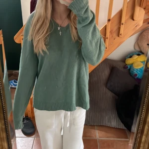 Stickad tröja - Super mysig stickad tröja från vila. Den är använd och har några defekter, därmed priset. Den är storlek L men skulle mer säga att det är en M/S.