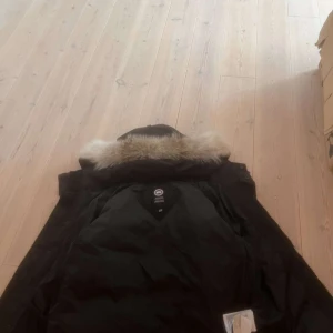 Canada Goose  - Nu ärndet dags att sälja min min fina sköna candan. Använd en gång typ hel ny. Följs av sitt påse och tagg på, för mer kom dm.
