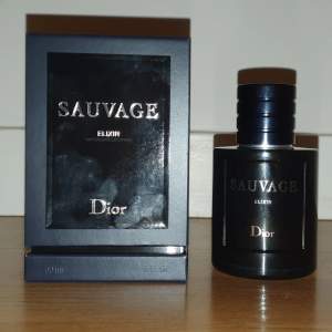 Dior Sauvage Elixir 60 ml helt full. Har endast provsprayat 3 spray. Kvitto från Kicks finna och kam även skicka bild på batchkod.