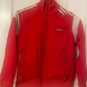 Fett röd adidas kofta  - Chill adidas kofta med hög nacka och vita detaljer 