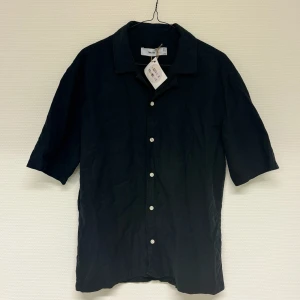 T-shirt skjorta - Svart t-shirt skjorta 