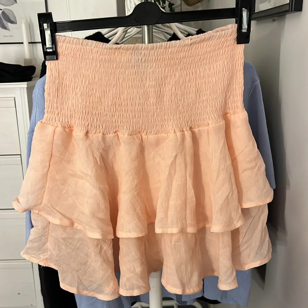 Jättefin korallfärgad kjol säljer pga att den tyvärr aldrig kommer till användning!☺️. Kjolar.