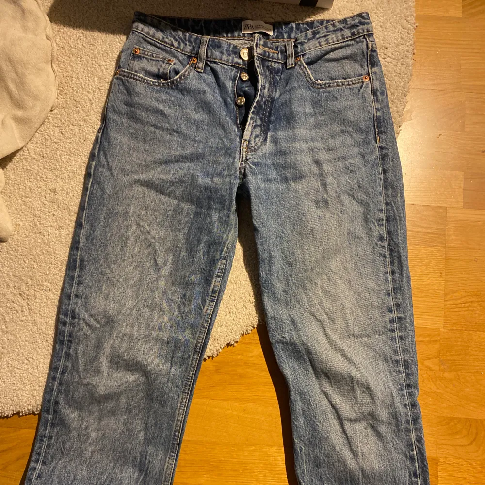 Straight mid waist från zara i strl 38. Jeans & Byxor.