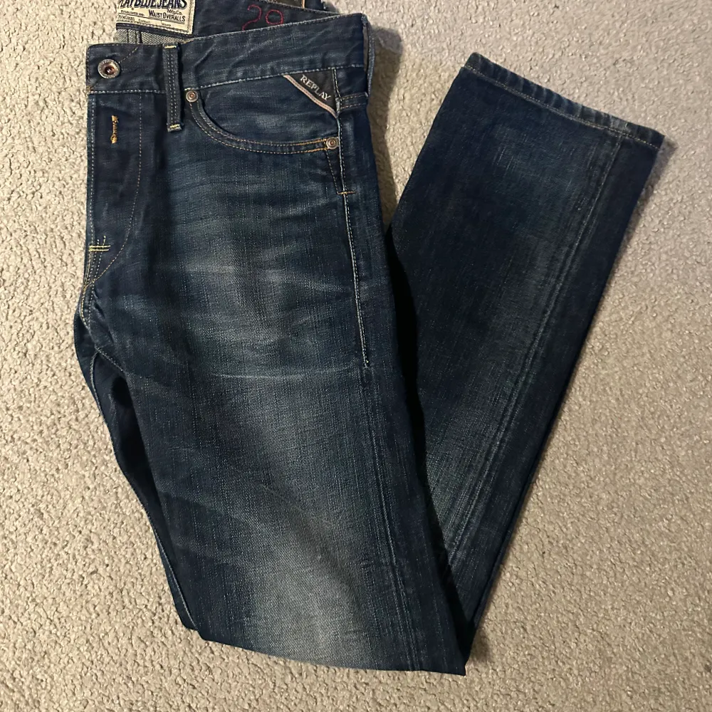 Säljer dessa trendiga Replay jeansen som är i bra skick, storlek är w29 L32. Modellen är Waitom som är ganska lik anbass.. Jeans & Byxor.