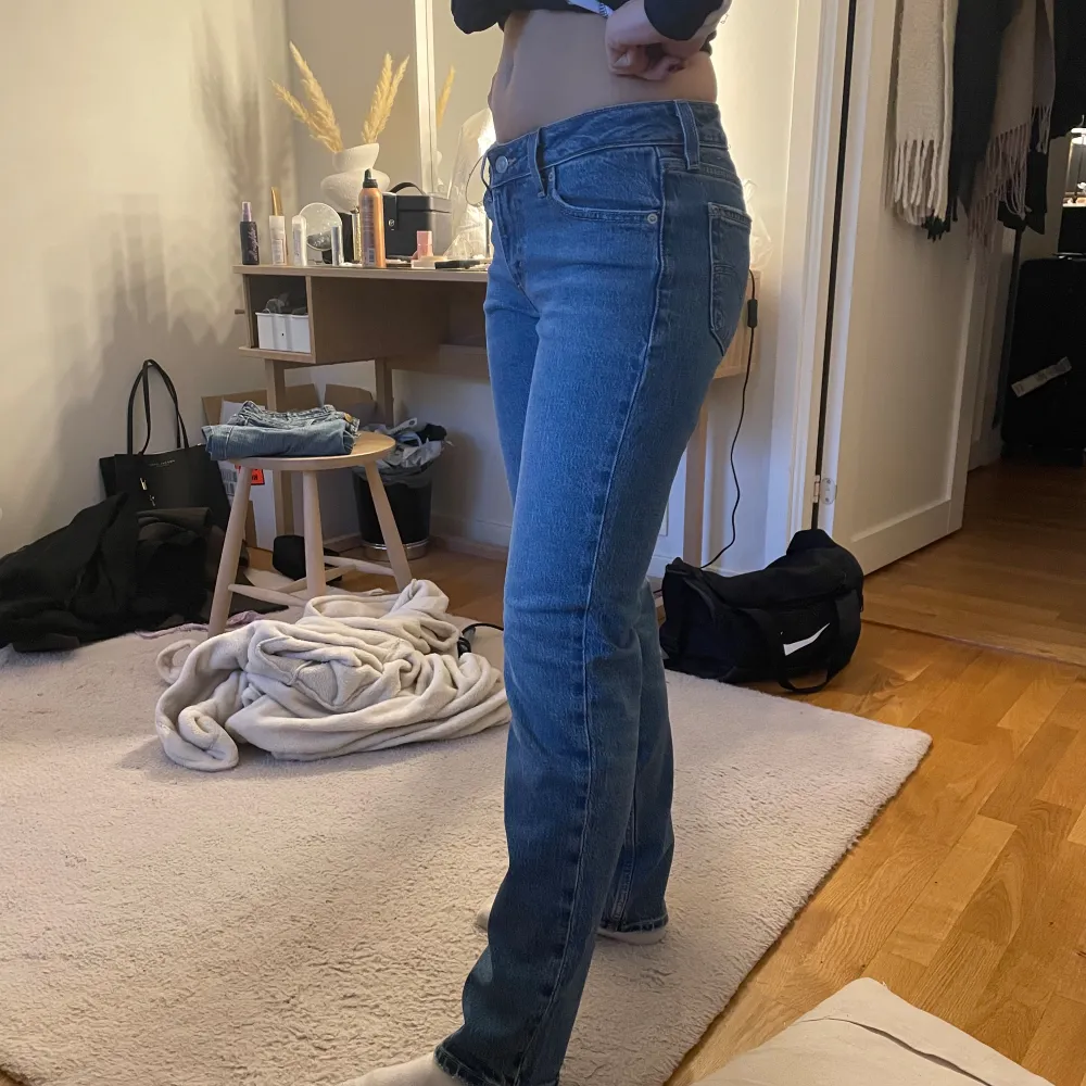Helt nya levis jeans. Jag ör 1,67 cm lång och har 34 i storlek. Skriv för fler frågor . Jeans & Byxor.