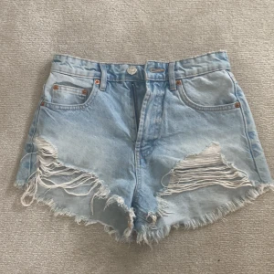 Jeansshorts  - Jättefina ljusblåa jeansshorts endast använda en gång så i nyskick 💗💗(pris kan diskuteras) 