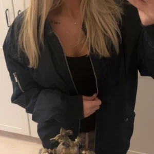 Bomberjacka - Mörkblå bomberjacka i bra skick💕