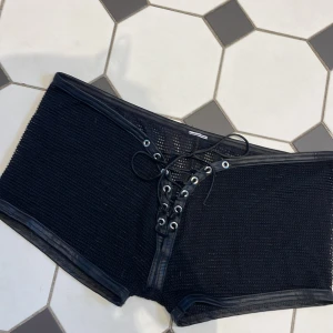 Lågmidjade shorts - Lågmidjade nätshorts med snörning, står ingen storlek men skulle säga en small/medium