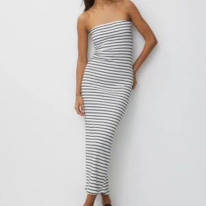 Randig klänning - Randig klänning från pull&bear. I nyskick. Storlek L.