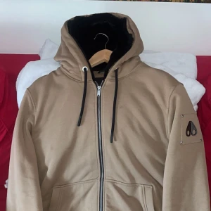 Moose knuckles hoodie - Hej! Säljer nu min nästan nya moose knuckles hoodie då den bara hänger i garderoben. Den är väldigt mjuk och skön att ha på sig och pälsen går att ta av om det blir för varmt. Köpt för 375 dollar vilket är 4000 i svenska kronor, säljer den för 2500kr