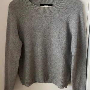 VERO MODA - Mysig och fin grå stickad tjock tröja från vero moda i storleken S.