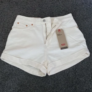 Levi’s jeansshorts  - Säljer dessa krämvita jeansshorts från Levi’s i modellen min shorts. Aldrig använda 