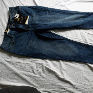 Lee jeans helt nya - Aldrig använda i storlek 29x31. Skinny jeans i ett väldigt bekvämt material✨️
