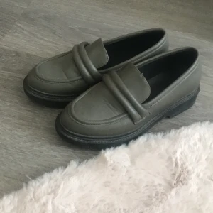 Gröna flats  - Jätte gulliga höst flats som jag köpte för något år sedan❤️Har knappast använt dem, så dem är i ny skick, inga skador. Och ja, jag tvättar till dem lite innan jag ger dem iväg till köparen ☺️