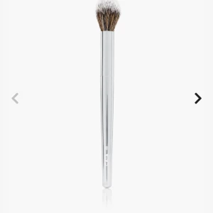 Smink borstar - Säljer 2 caia borstar, första är deras highlighter borste f09 och andra är deras puder borste f10. Båda är oöppnade. Säljer båda för 180. Köpa de styckvis går priset att diskuteras. 