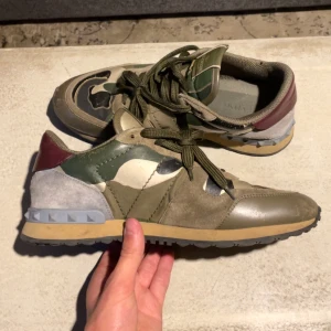 Valentino RockRunners - Hej! Säljer nu dessa otroligt snygga valentino skorna i sjukt fet colorway. Skorna är i bra skick och valentino kort medföljer. Hör av er!🙌