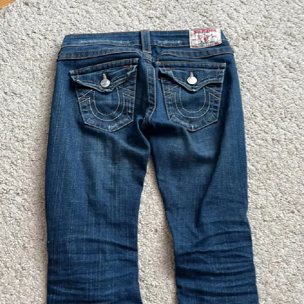 Intressekoll på dessa skit snygga true religion jeans, säljer bara vid bra pris. Lågmidjade+ Straight/lite bootcut. Midjemått: 39 cm rakt över och innerbenslängd: 72/73 cm. Skriv gärna om ni har frågor eller vill ha fler bilder på Jeansen💗. Jeans & Byxor.