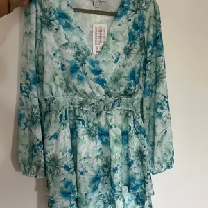 Blå blommig klänning  - Blommig blå klänning med prislapp kvar!  strl 38