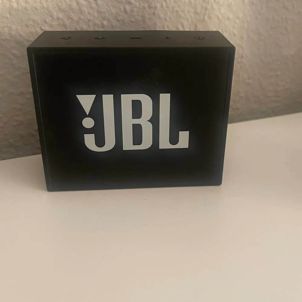 Super bra Jbl högtalare😍 ljudet e super och den e enkel att koppla💗 säljer för det inte kommer till användning❤️❤️. Asusteet.