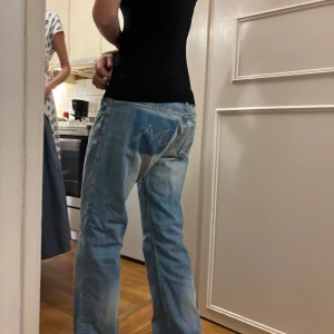 Coola jeans - Jättecoola jeans med fina detaljer på fickorna💗 (Pris kan diskuteras)