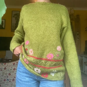 Söt stickad tröja - Super söt stickad grön tröja med blommor i olika färger nedtill. Köppt secondhand och i toppen skick! ❤️