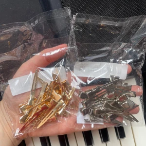 Hår clips hårspännen - Hårspännen så fina!!! I metall. Har jättemånga och man får både de silvriga och guldiga.