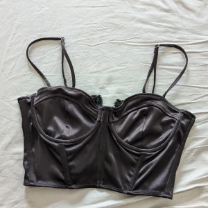 Korsett - Jättefint skick, liten i storlek. Jag som annars bär XS/S, 80C tycker att den sitter fint utan att vara för tajt.