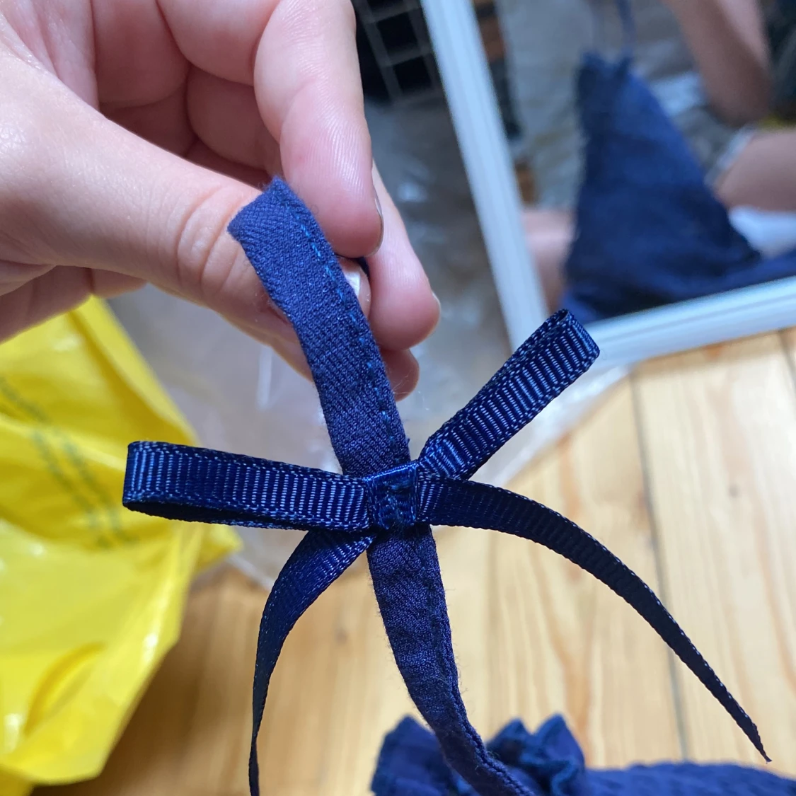 marin blå topp med rosetter på band - 91