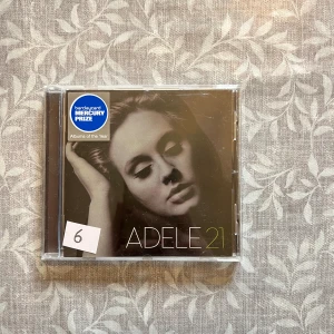 Adele cd - Adele cd 21 i väldigt bra skick. Finns en liten repa på baksidan. Skivan är testad och fungerar.