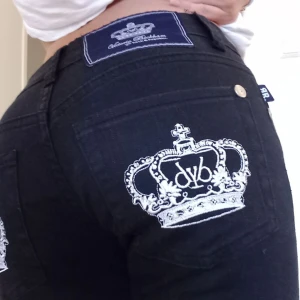 Victoria Beckham jeans - Midjebredd är 39,5 cm och innerbenlängd är 78 cm🩷 Använd gärna köp nu funktionen 