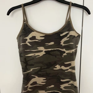  Kamouflage linne! - Superfint kamouflage mönstrat linne perfekt nu till sommaren! ⭐️ hör av er vid frågor, svarar på allt så snabbt som möjligt!tryck gärna inte på köp nu innan vi kommunicerat