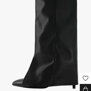 Stövlar från Bershka - Säljer dessa stövlar från Bershka, helt oanvända! Med prislapp kvar. Helt slutsålda på hemsidan. Pris kan diskuteras 